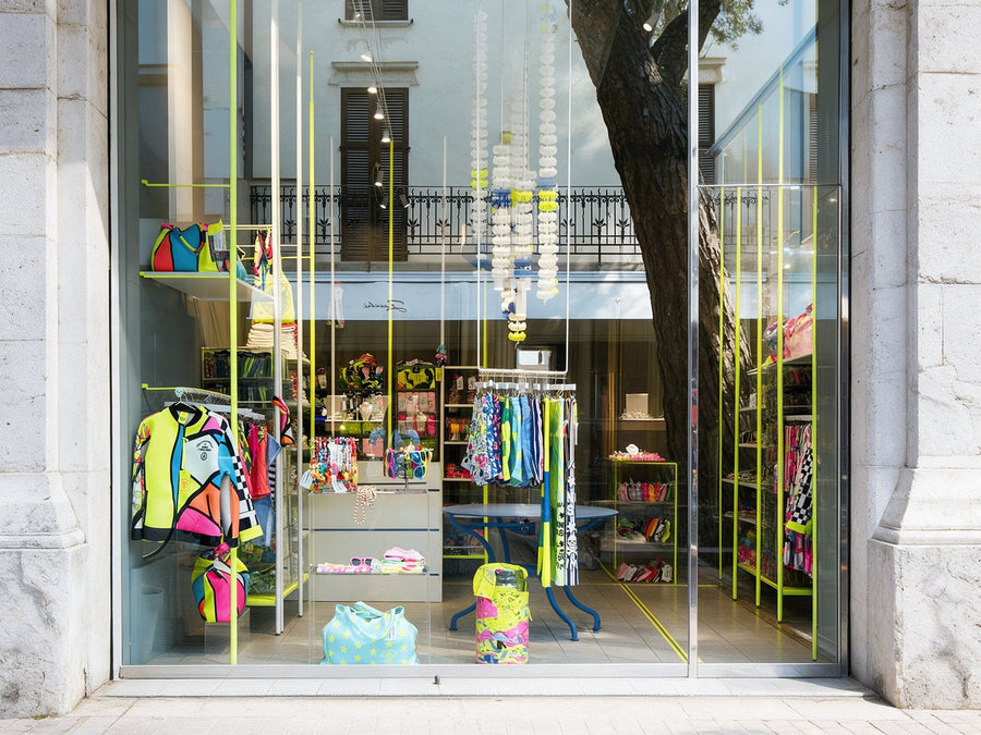 La vitrine du temporary store de Riccione, avec ses poteaux vert citron et ses maillots colorés