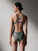 Costume intero bambina da allenamento PINUP 388P - Logo Military + Rosa Chiaro: vista posteriore indossato